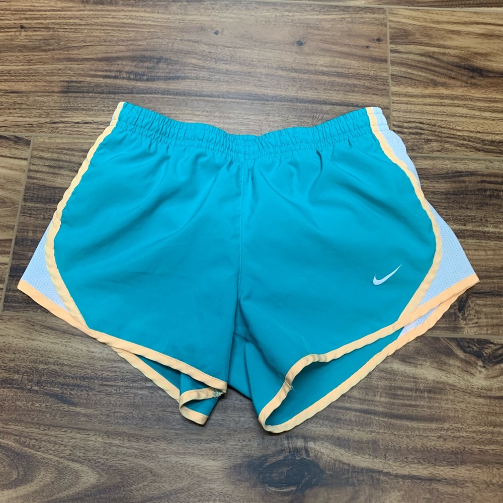 Nike girls mesh lined running shorts, small